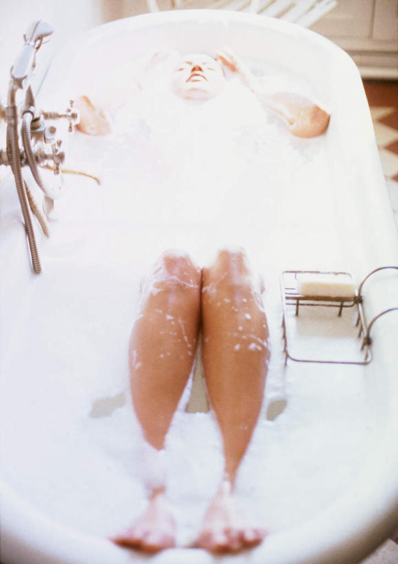 西方人,一个人,坐,竖图,室内,白天,正面,卫生间,浴室,欧洲,欧洲人,仅一个年轻女性,仅一个女性,仅一个人,泡沫,液体,浴缸,年轻女性,女人,女性,白种人,淋浴房,坐着,彩图,全身,冲凉房,沐浴间,沐浴室