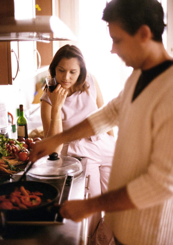 葡萄酒,西方人,两个人,站,竖图,室内,白天,侧面,爱情,杯子,厨具,欧洲,欧洲人,炒锅,高脚杯,食品,红酒杯,浪漫,拿,拿着,注视,玻璃制品,食物,酒杯,观察,看,站着,温暖,温馨,恩爱,恋人,观看,和睦,察看,关注,男人,男性,年轻男性,年轻女性,女人,女性,白种人,情侣,玻璃杯,站立,半身,彩图,伴侣,融洽,调理用具