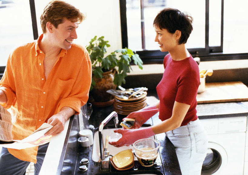 西方人,两个人,站,横图,室内,白天,正面,爱情,植物,杯子,餐具,欧洲,欧洲人,瓷器,盆栽,水槽,水龙头,咖啡杯,盆景,陶瓷制品,浪漫,拿,百洁布,拿着,绿色,自然,站着,温暖,温馨,恩爱,恋人,生长,成长,和睦,瓷杯,男人,男性,年轻男性,年轻女性,女人,女性,白种人,情侣,进餐用具,烹调用具,站立,半身,彩图,伴侣,融洽