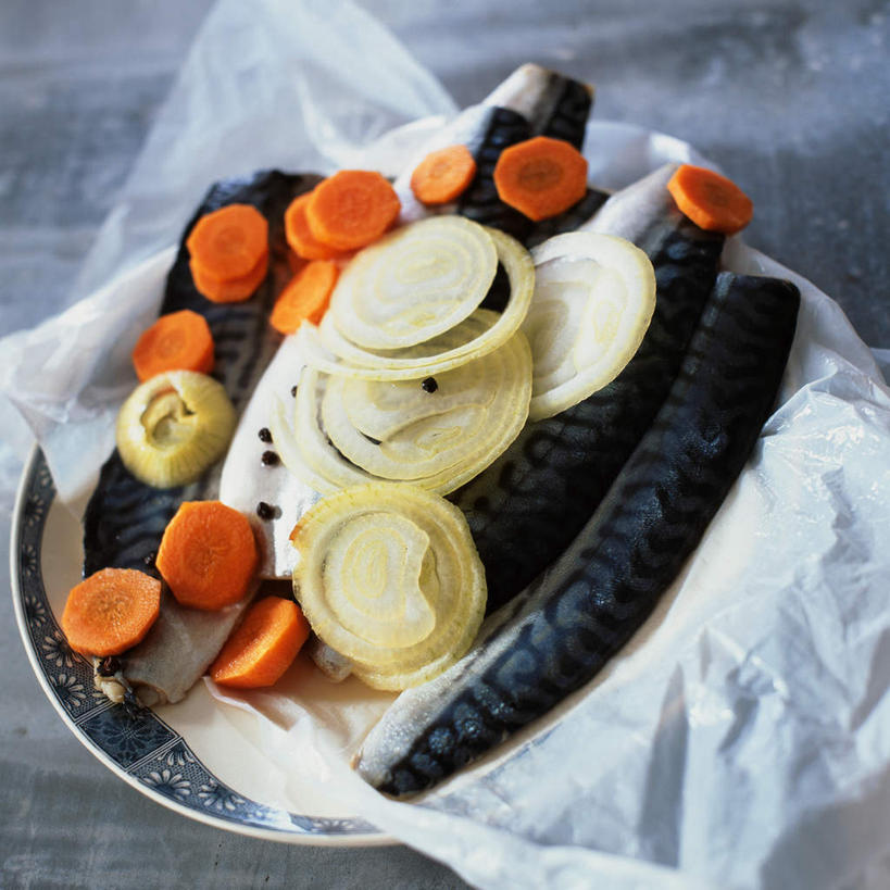 无人,方图,俯视,室内,特写,白天,烹饪,西餐,洋葱,料理,食品,鲭鱼,菜肴,美食,食物,西式,摄影,佳肴,影棚,花池鱼,花鲱,花鳀,青花鱼,鲐鲅鱼,油胴鱼,圆葱,洋葱头,球葱,彩图,高角度拍摄,影棚拍摄,拍摄