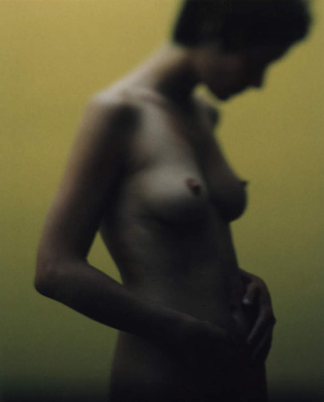 西方人,一个人,站,竖图,室内,白天,正面,欧洲,欧洲人,仅一个年轻女性,仅一个女性,仅一个人,裸露,站着,摄影,影棚,赤裸,裸,年轻女性,女人,女性,白种人,站立,半身,彩图,影棚拍摄,拍摄