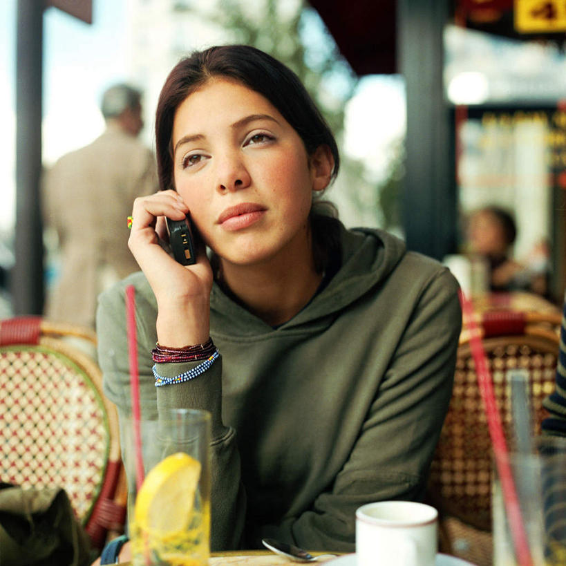 西方人,一个人,坐,打电话,方图,室外,白天,正面,窗户,杯子,电话,手机,欧洲,欧洲人,仅一个年轻女性,仅一个女性,仅一个人,瓷器,咖啡杯,陶瓷制品,拿,拿着,通讯设备,玻璃窗,玻璃制品,水杯,瓷杯,交流,年轻女性,女人,女性,白种人,玻璃杯,沟通,通话,坐着,半身,彩图