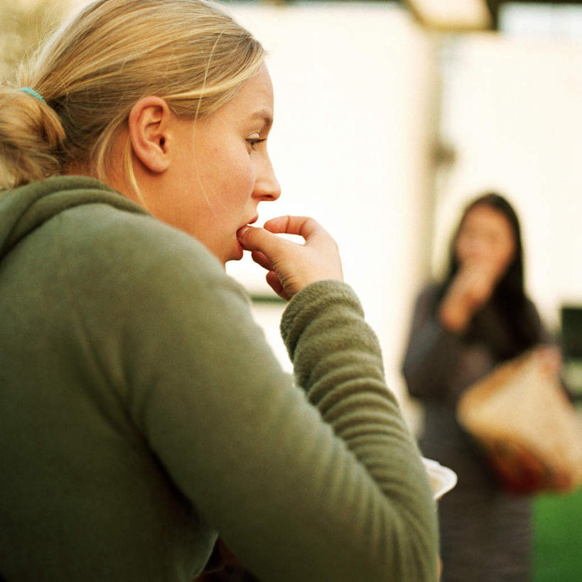 西方人,一个人,站,竖图,室外,白天,正面,欧洲,欧洲人,仅一个年轻女性,仅一个女性,仅一个人,朦胧,模糊,食品,拿,拿着,食物,站着,年轻女性,女人,女性,白种人,站立,半身,彩图