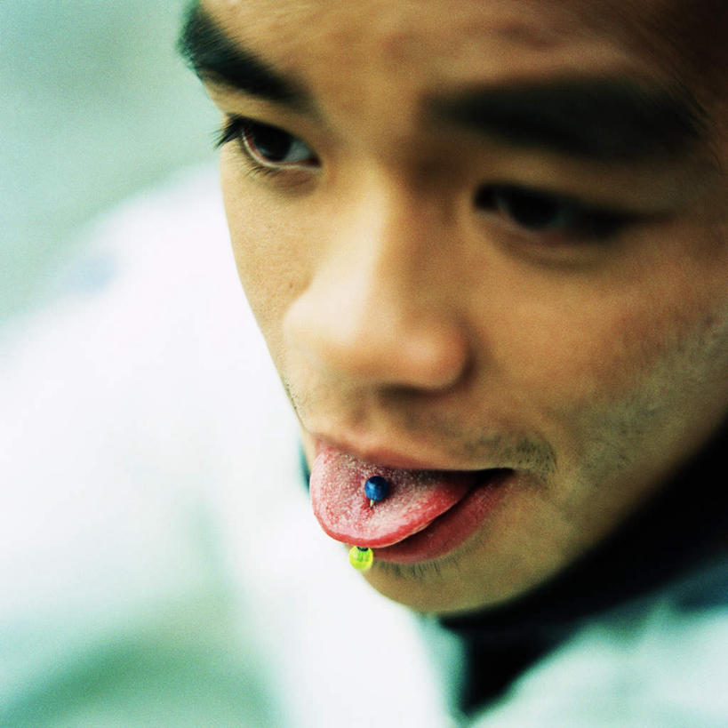 东方人,一个人,站,方图,俯视,室外,白天,亚洲,仅一个男性,仅一个人,朦胧,模糊,黄种人,耳钉,仅一个年轻男性,站着,男人,男性,年轻男性,亚洲人,站立,半身,彩图,高角度拍摄