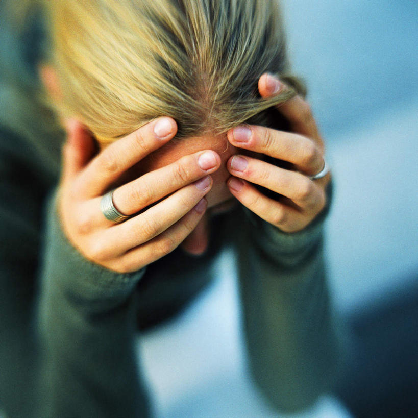 西方人,一个人,坐,摸,方图,俯视,室外,白天,欧洲,欧洲人,仅一个年轻女性,仅一个女性,仅一个人,抚摸,朦胧,模糊,戒指,手指,年轻女性,女人,女性,白种人,触摸,接触,坐着,半身,彩图,高角度拍摄