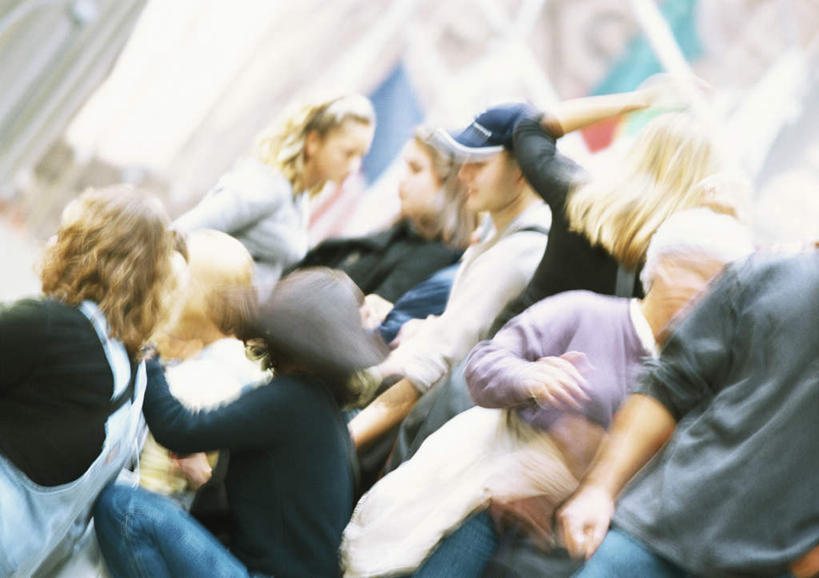 西方人,站,横图,室外,白天,正面,帽子,欧洲,欧洲人,朦胧,模糊,许多人,运动帽,站着,一群人,鸭舌帽,老年女性,年轻女性,女人,女性,白种人,站立,半身,彩图