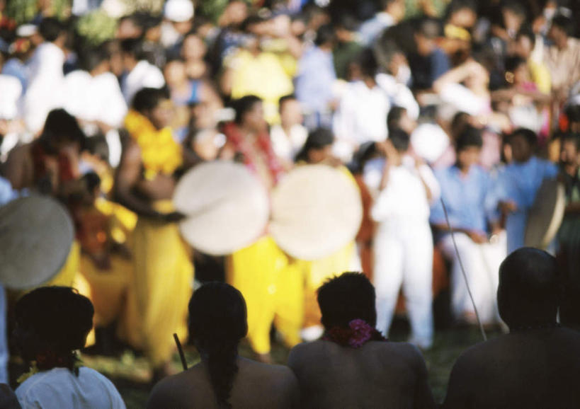 西方人,站,横图,室外,白天,正面,欧洲,欧洲人,阴影,光线,扇子,影子,许多人,拿,拿着,阳光,站着,一群人,男人,男性,年轻男性,年轻女性,女人,女性,白种人,站立,半身,彩图