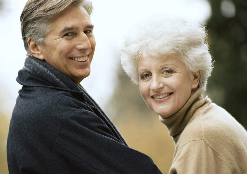 西方人,两个人,夫妻,站,笑,微笑,露齿笑,横图,室外,白天,侧面,爱情,植物,欧洲,欧洲人,浪漫,树,树木,绿色,自然,回头,站着,恩爱,恋人,生长,成长,老年男性,老年女性,男人,男性,女人,女性,白种人,情侣,站立,半身,彩图,伴侣