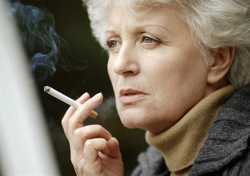 西方人,一个人,坐,竖图,室外,白天,正面,香烟,欧洲,欧洲人,仅一个女性,仅一个人,朦胧,模糊,拿,拿着,烟,仅一个老年女性,老年女性,女人,女性,白种人,卷烟,烟草,纸烟,坐着,半身,彩图