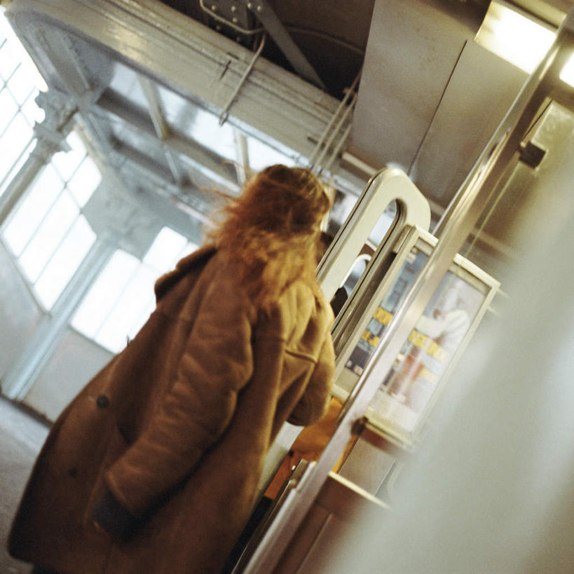 西方人,一个人,站,方图,室内,白天,侧面,地铁,欧洲,欧洲人,仅一个年轻女性,仅一个女性,仅一个人,轨道交通,站着,双手抄兜,双手放兜,年轻女性,女人,女性,白种人,插兜,两手抄兜,两手放兜,手插兜,手放口袋,站立,半身,彩图,地铁机动车,地下铁,轻轨,手抄兜