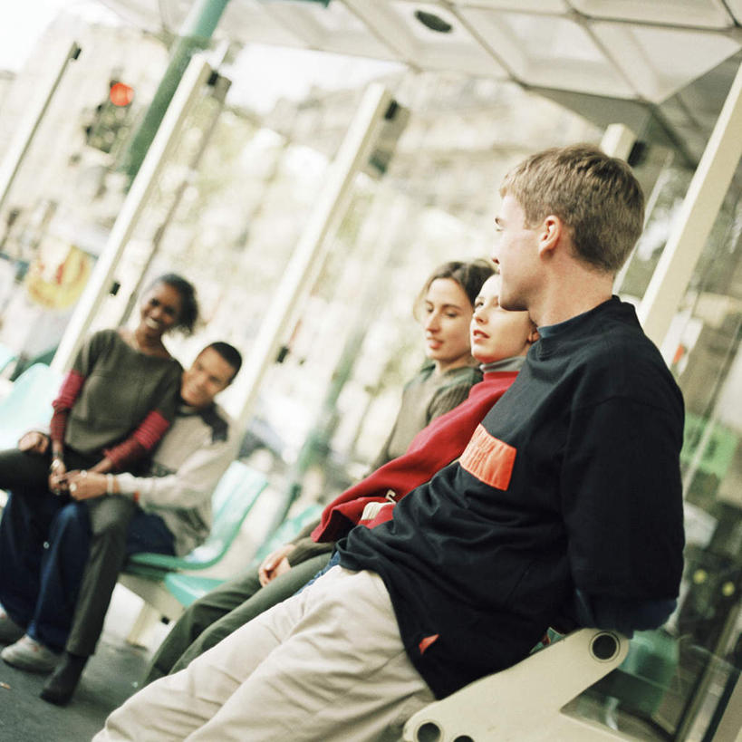 西方人,站,坐,方图,室内,白天,侧面,爱情,欧洲,欧洲人,许多人,浪漫,相视,站着,一群人,温暖,温馨,面对面,恩爱,恋人,对视,和睦,相对,相看,男人,男性,年轻男性,年轻女性,女人,女性,白种人,情侣,站立,坐着,半身,彩图,伴侣,融洽