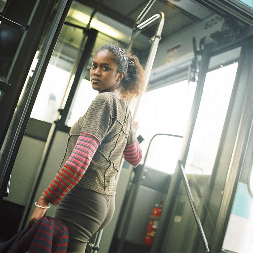 西方人,一个人,站,方图,室外,白天,侧面,公共汽车,欧洲,欧洲人,仅一个年轻女性,仅一个女性,仅一个人,巴士,公交车,注视,车,交通工具,观察,看,站着,观看,察看,关注,年轻女性,女人,女性,白种人,站立,半身,彩图