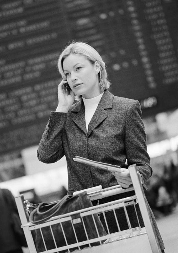 西方人,一个人,商务人士,商务女性,站,打电话,竖图,黑白,室内,白天,正面,电话,手机,欧洲,欧洲人,仅一个女性,仅一个人,套装,拿,拿着,通讯设备,站着,仅一个中年女性,行李车,商务装,工薪阶层,交流,女人,女性,中年女性,白种人,白领,上班族,沟通,通话,站立,半身