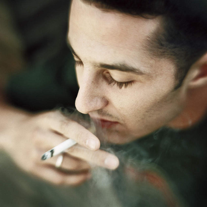 西方人,一个人,坐,方图,俯视,室内,白天,香烟,欧洲,欧洲人,仅一个男性,仅一个人,拿,拿着,仅一个年轻男性,烟,男人,男性,年轻男性,白种人,卷烟,烟草,纸烟,坐着,半身,彩图,高角度拍摄