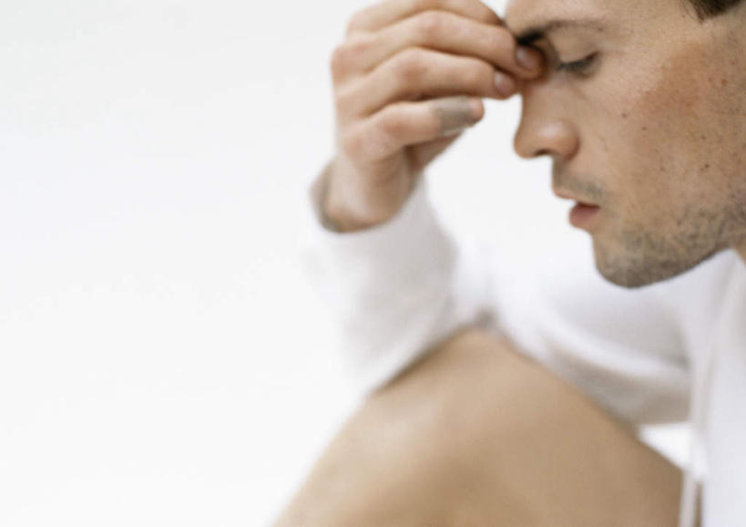 西方人,鼻子,一个人,坐,横图,室内,白天,侧面,欧洲,欧洲人,仅一个男性,仅一个人,仅一个年轻男性,揉,男人,男性,年轻男性,白种人,鼻,鼻孔,坐着,半身,彩图