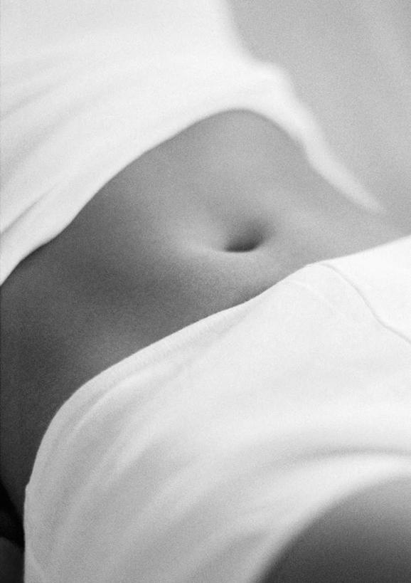 西方人,腹部,一个人,坐,竖图,俯视,黑白,室内,白天,欧洲,欧洲人,仅一个年轻女性,仅一个女性,仅一个人,年轻女性,女人,女性,白种人,腹,肚子,坐着,半身,高角度拍摄