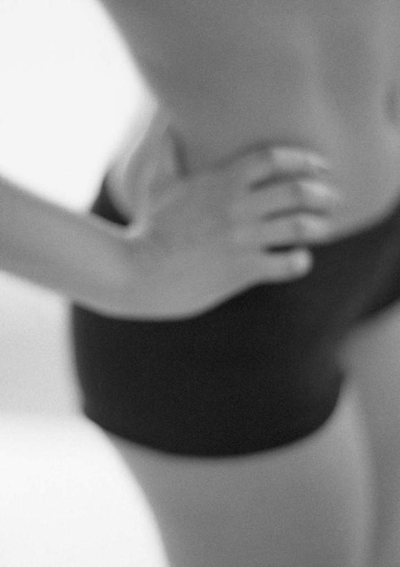 西方人,一个人,站,竖图,俯视,黑白,室内,白天,欧洲,欧洲人,仅一个年轻女性,仅一个女性,仅一个人,手叉腰,叉腰,站着,年轻女性,女人,女性,白种人,站立,半身,高角度拍摄