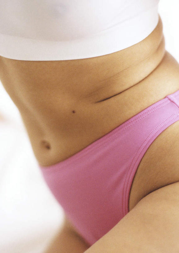 西方人,腹部,一个人,坐,竖图,俯视,室内,白天,白色背景,欧洲,欧洲人,仅一个年轻女性,仅一个女性,仅一个人,摄影,影棚,年轻女性,女人,女性,白种人,腹,肚子,坐着,半身,彩图,高角度拍摄,影棚拍摄,拍摄