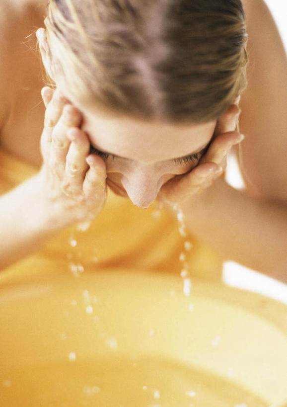 西方人,脸,头,脸颊,一个人,站,摸,竖图,室内,特写,白天,正面,欧洲,欧洲人,仅一个年轻女性,仅一个女性,仅一个人,抚摸,弯腰,飞溅,溅,液体,水滴,水珠,脸盆,站着,喷洒,弯身,年轻女性,女人,女性,白种人,头部,脸部,脸蛋,面部,触摸,接触,清洗,站立,半身,彩图