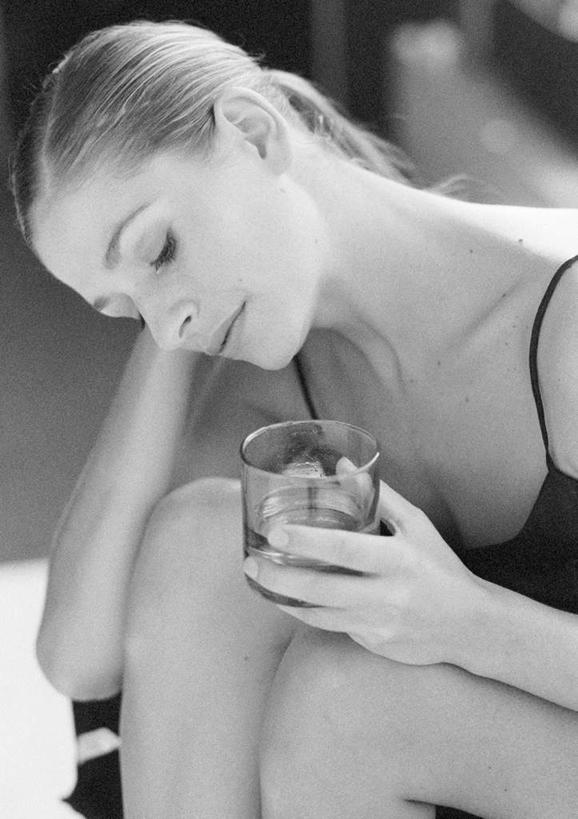 西方人,一个人,坐,竖图,黑白,室内,白天,正面,杯子,欧洲,欧洲人,仅一个年轻女性,仅一个女性,仅一个人,拿,拿着,玻璃制品,饮料,水杯,年轻女性,女人,女性,白种人,玻璃杯,坐着,半身