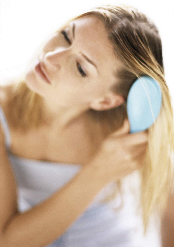 西方人,一个人,站,竖图,室内,白天,正面,欧洲,欧洲人,仅一个年轻女性,仅一个女性,仅一个人,拿,梳子,拿着,站着,整理,木梳,打理,年轻女性,女人,女性,白种人,站立,半身,彩图