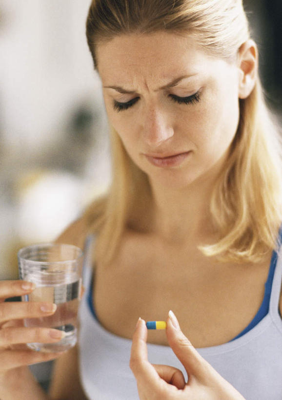 西方人,脸,头,脸颊,一个人,站,竖图,室内,特写,白天,正面,欧洲,欧洲人,仅一个年轻女性,仅一个女性,仅一个人,一片,药丸,拿,拿着,药片,低头,站着,难受,疼痛,年轻女性,女人,女性,白种人,头部,脸部,脸蛋,面部,站立,半身,彩图