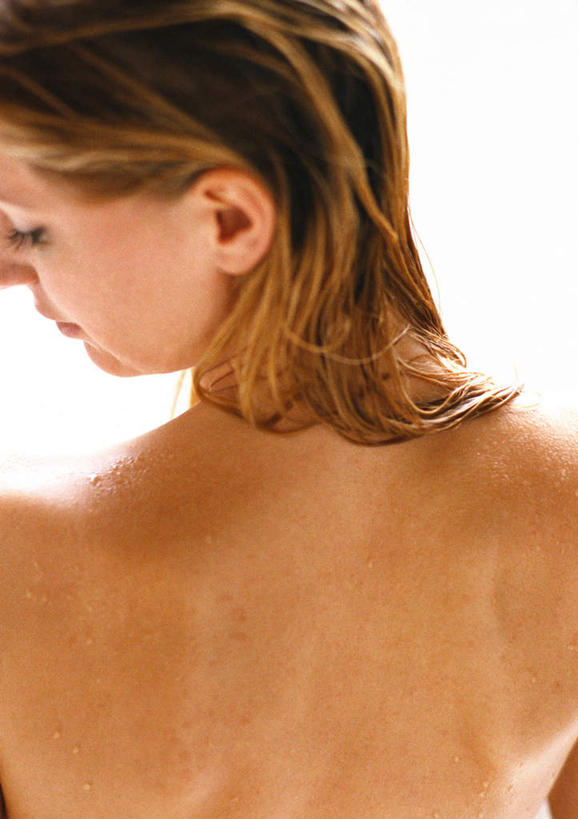 西方人,一个人,坐,闭眼,竖图,俯视,室内,白天,欧洲,欧洲人,仅一个年轻女性,仅一个女性,仅一个人,裸露,赤裸,裸,年轻女性,女人,女性,白种人,闭眼睛,闭着眼,闭着眼睛,坐着,半身,彩图,高角度拍摄