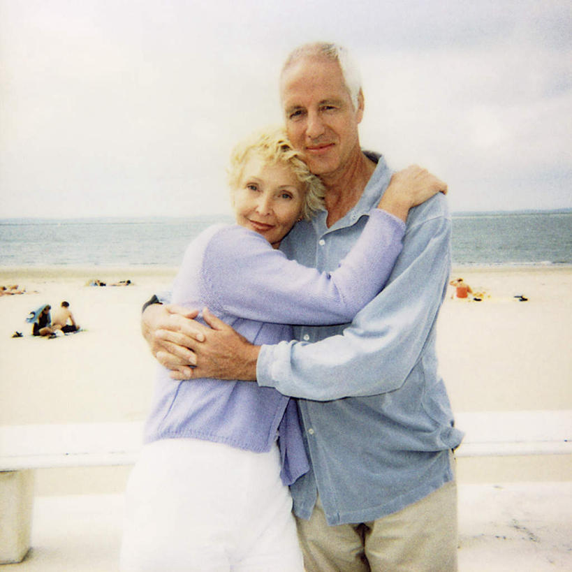 西方人,两个人,夫妻,站,抱,笑,微笑,方图,室外,白天,正面,爱情,海浪,海洋,沙滩,欧洲,欧洲人,沙子,海岸,浪花,云,云朵,沙地,浪漫,云彩,蓝色,白云,蓝天,天空,海水,天,站着,恩爱,恋人,抱着,搂着,海景,老年男性,老年女性,男人,男性,女人,女性,白种人,情侣,大海,风浪,海,海水的波动,海滩,近岸浪,涌浪,搂,搂抱,站立,半身,彩图,伴侣