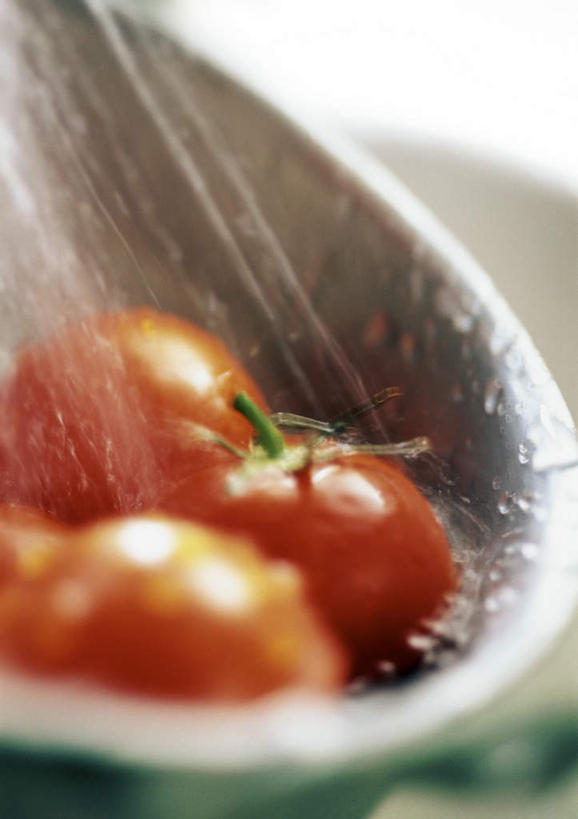 无人,竖图,室内,特写,白天,正面,蔬菜,西红柿,静物,厨具,飞溅,新鲜,溅,液体,水滴,食品,水珠,食物,有机食品,绿色食品,喷洒,储藏用具,樱桃番茄,圣女果,番茄,清洗,彩图