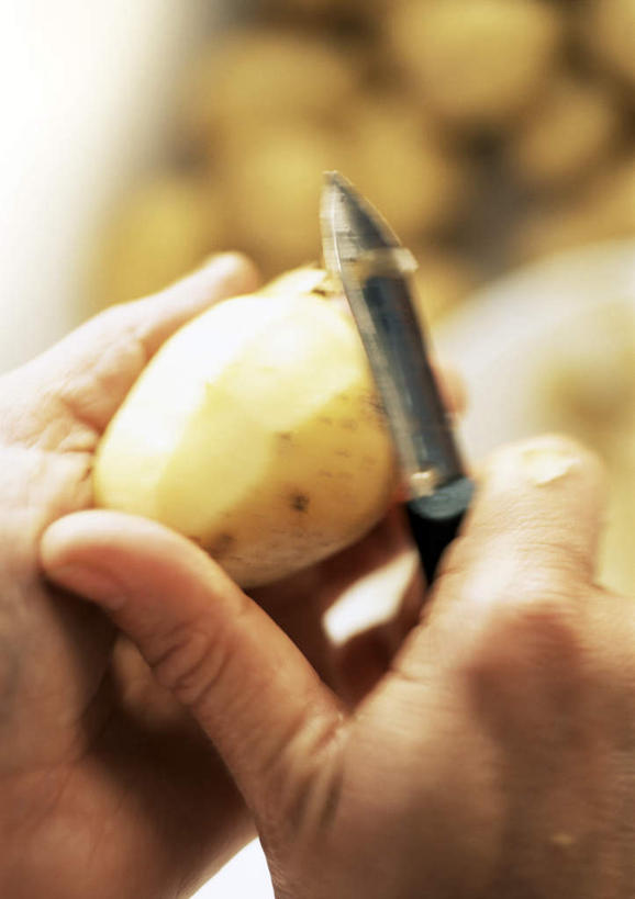 西方人,一个人,站,竖图,室内,特写,白天,侧面,蔬菜,土豆,欧洲,欧洲人,仅一个年轻女性,仅一个女性,仅一个人,朦胧,模糊,新鲜,食品,食物,一个,站着,有机食品,绿色食品,单个,馍馍蛋,削皮刀,年轻女性,女人,女性,白种人,洋芋,山药蛋,马铃薯,站立,半身,彩图