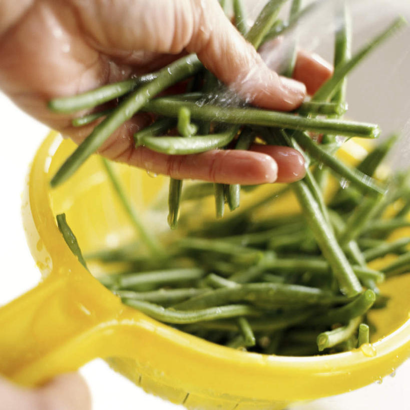 西方人,手,一个人,站,方图,室内,特写,白天,侧面,植物,豆,欧洲,欧洲人,仅一个年轻女性,仅一个女性,仅一个人,滤器,勺子,豆类,豆子,拿,拿着,豆角,豇豆,站着,手部,羊角,漏勺,豆科,饭豆,线豆,角豆,腰豆,长豆,带豆,江豆,裙带豆,年轻女性,女人,女性,白种人,清洗,站立,半身,彩图