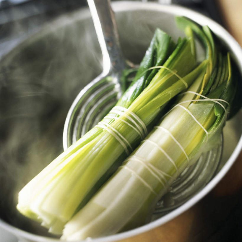 无人,方图,俯视,室内,特写,白天,蔬菜,静物,厨具,新鲜,滤器,勺子,韭菜,食品,锅,食物,两个,蓝色,有机食品,绿色食品,捆绑,起阳草,漏勺,韭,山韭,长生韭,储藏用具,彩图,高角度拍摄