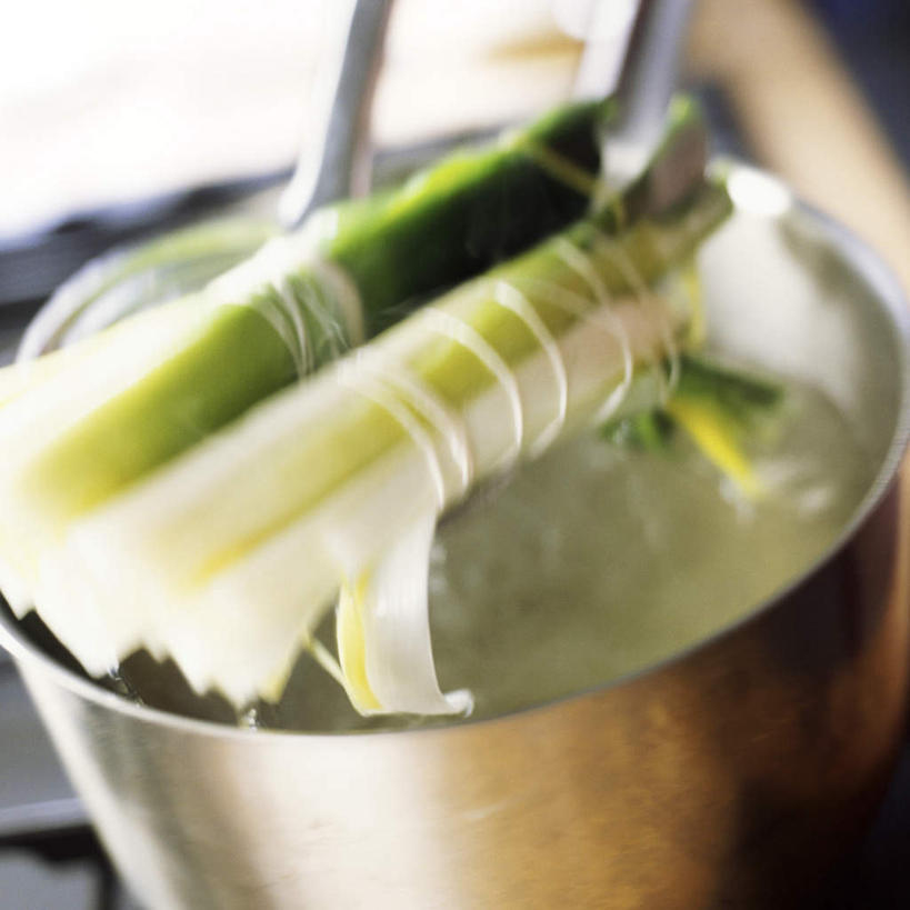 无人,方图,俯视,室内,特写,白天,蔬菜,静物,厨具,新鲜,滤器,勺子,韭菜,食品,锅,食物,两个,蓝色,有机食品,绿色食品,捆绑,起阳草,漏勺,韭,山韭,长生韭,储藏用具,彩图,高角度拍摄