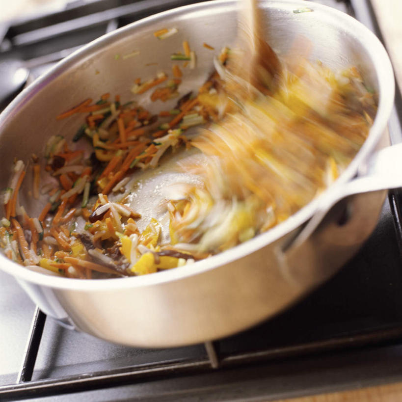 无人,方图,俯视,室内,特写,白天,烹饪,餐桌,桌子,萝卜,胡萝卜,蔬菜,静物,厨具,朦胧,模糊,新鲜,食品,锅,切丝,食物,有机食品,绿色食品,餐台,烹饪用具,烹调用具,红萝卜,甘荀,烹调,彩图,高角度拍摄