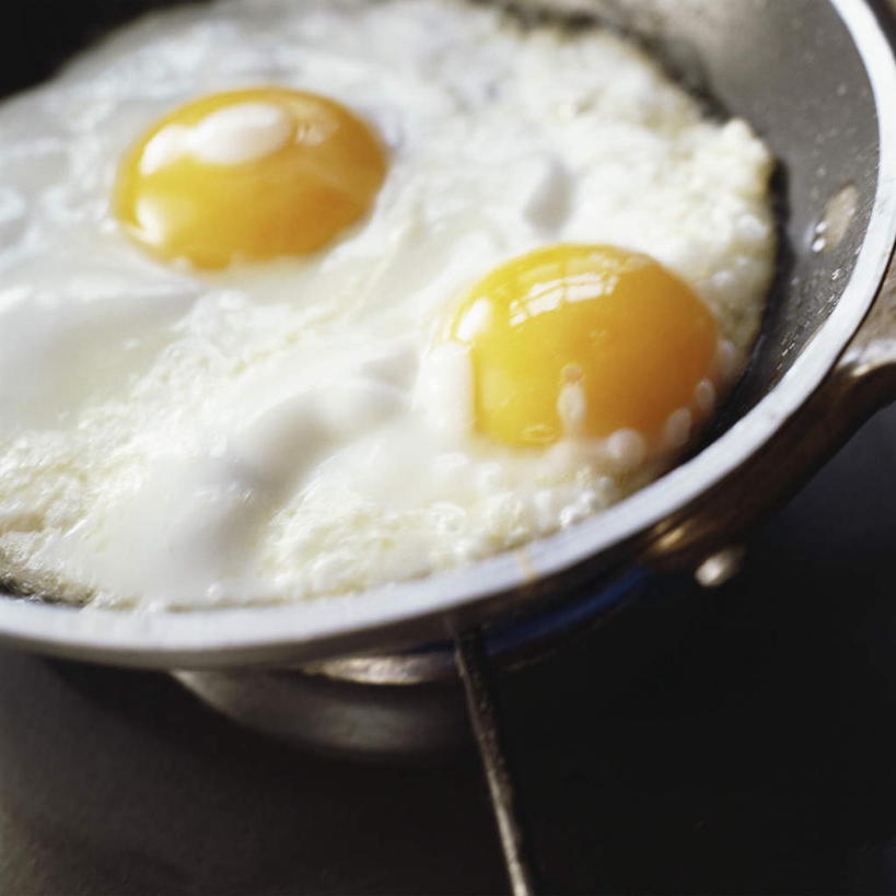 无人,方图,俯视,室内,特写,白天,烹饪,餐桌,桌子,静物,厨具,蛋,鸡蛋,煎蛋,锅,两个,餐台,烹饪用具,草鸡蛋,烹调用具,烹调,彩图,高角度拍摄