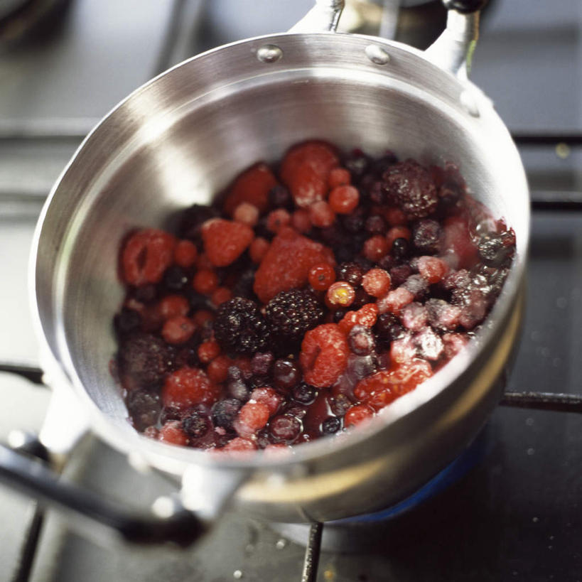 无人,方图,俯视,室内,特写,白天,烹饪,西餐,餐桌,桌子,浆果,黑加仑,黑莓,静物,勺子,桑葚,料理,食品,菜肴,美食,玻璃制品,食物,调羹,汤匙,碗,果酱,覆盆子,西式,佳肴,餐台,露莓,黑穗醋栗,黑豆果,黑醋栗,醋栗,彩图,高角度拍摄