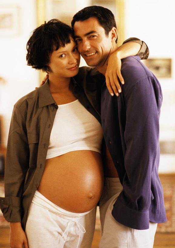 西方人,孕妇,腹部,两个人,夫妻,站,抱,笑,微笑,竖图,室内,白天,正面,爱情,欧洲,欧洲人,浪漫,站着,恩爱,恋人,抱着,搂着,男人,男性,年轻男性,年轻女性,女人,女性,白种人,腹,肚子,情侣,产妇,搂,搂抱,站立,半身,彩图,伴侣