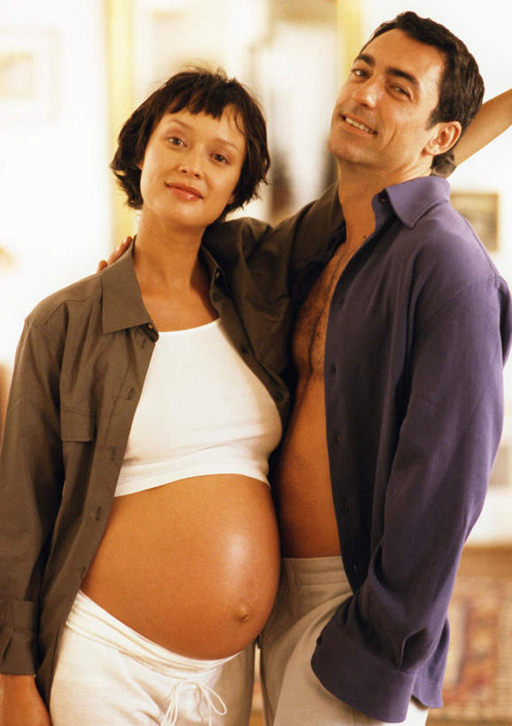 西方人,孕妇,腹部,两个人,夫妻,站,抱,笑,微笑,露齿笑,竖图,室内,白天,正面,爱情,欧洲,欧洲人,浪漫,站着,恩爱,恋人,抱着,搂着,男人,男性,年轻男性,年轻女性,女人,女性,白种人,腹,肚子,情侣,产妇,搂,搂抱,站立,半身,彩图,伴侣