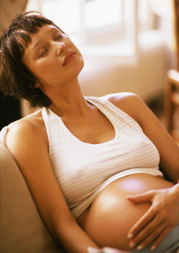 西方人,孕妇,腹部,一个人,坐,闭眼,摸,竖图,室内,白天,正面,窗帘,沙发,卧室,欧洲,欧洲人,仅一个年轻女性,仅一个女性,仅一个人,抚摸,年轻女性,女人,女性,白种人,腹,肚子,产妇,闭眼睛,闭着眼,闭着眼睛,触摸,接触,坐着,半身,彩图,睡房,卧房,皮沙发