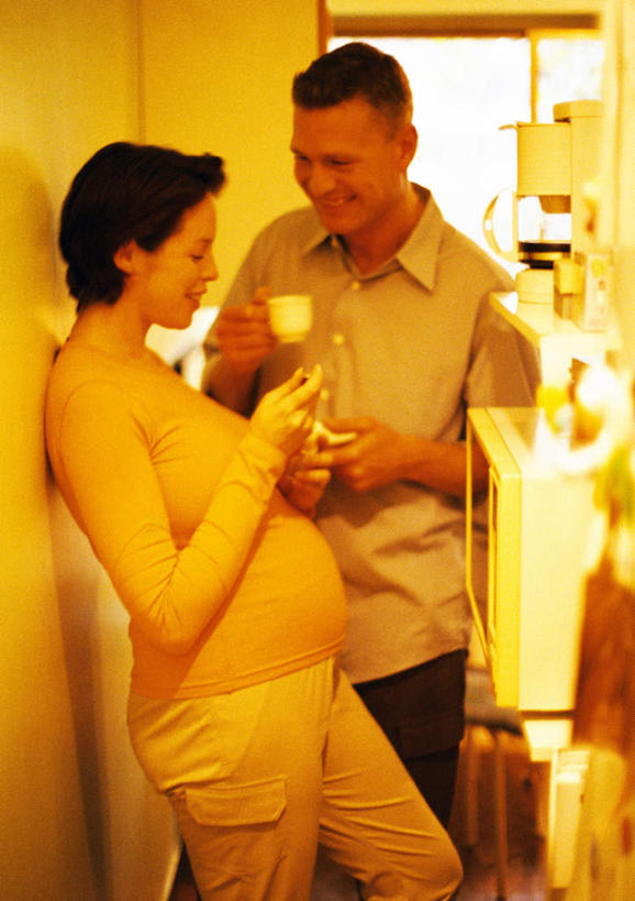 西方人,孕妇,两个人,夫妻,站,笑,吻,微笑,露齿笑,竖图,室内,白天,正面,爱情,杯子,欧洲,欧洲人,浪漫,拿,拿着,相视,玻璃制品,水杯,站着,面对面,恩爱,恋人,对视,相对,相看,男人,男性,年轻男性,年轻女性,女人,女性,白种人,情侣,产妇,玻璃杯,接吻,亲,亲吻,亲嘴,站立,半身,彩图,伴侣