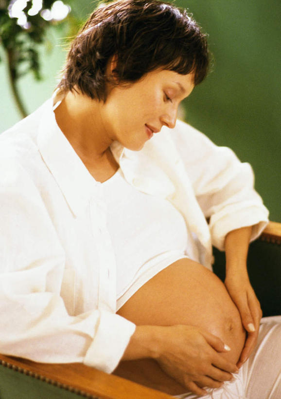 西方人,孕妇,腹部,一个人,坐,摸,竖图,室内,白天,侧面,欧洲,欧洲人,仅一个年轻女性,仅一个女性,仅一个人,抚摸,年轻女性,女人,女性,白种人,腹,肚子,产妇,触摸,接触,坐着,半身,彩图