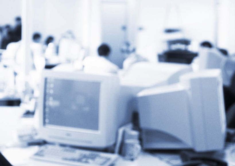 西方人,同事,商务人士,商务男性,商务女性,办公室,横图,黑白,室内,白天,正面,衬衫,成功,合作,团队,集体,信心,电脑,显示器,鼠标,键盘,家具,桌子,欧洲,欧洲人,套装,朦胧,模糊,网络,办公桌,许多人,输入设备,通讯设备,队伍,一群人,台式电脑,三台,领导,成就,通信设备,商务装,合伙,领袖,工薪阶层,输出设备,办公家具,男人,男性,年轻男性,年轻女性,女人,女性,白种人,白领,上班族,半身,衬衣