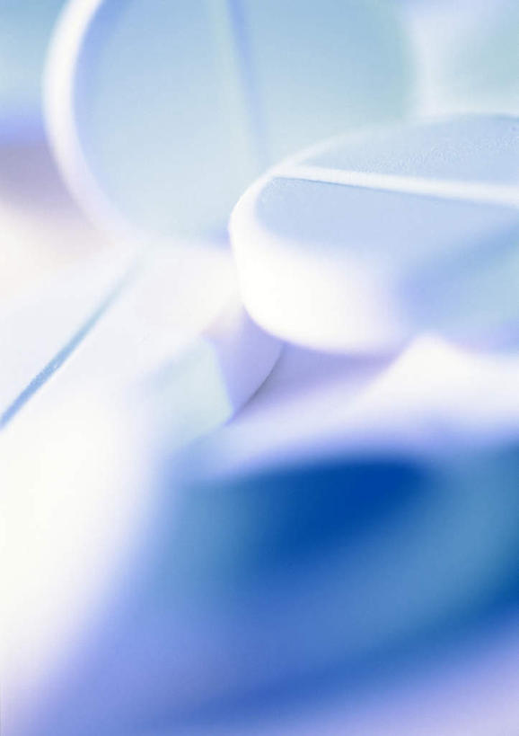 无人,竖图,俯视,室内,特写,白天,白色背景,静物,朦胧,模糊,科学,医学,医药,三片,药片,药品,治疗,摄影,影棚,药物,西药,彩图,高角度拍摄,影棚拍摄,拍摄