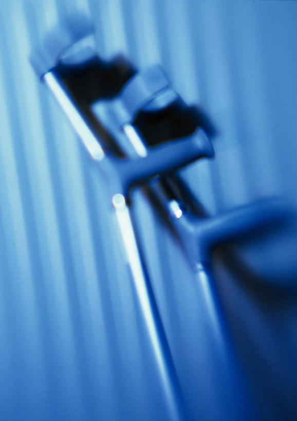 无人,竖图,室内,特写,白天,正面,静物,朦胧,模糊,工具,两个,器械,摄影,影棚,拐杖,医疗器械,前臂拐,彩图,影棚拍摄,拍摄