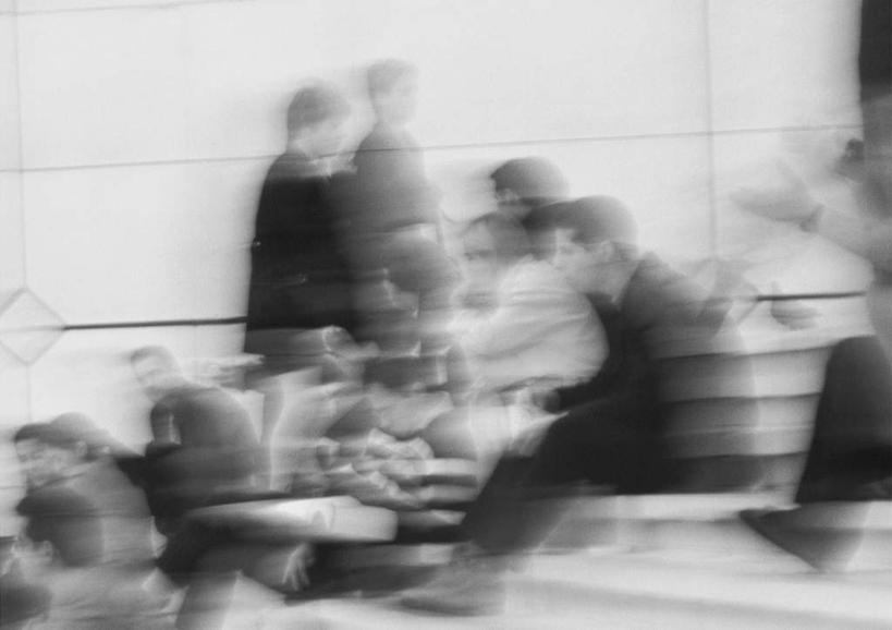 西方人,站,走,横图,黑白,室外,白天,侧面,欧洲,欧洲人,墙,许多人,墙壁,墙面,站着,一群人,男人,男性,年轻男性,白种人,步行,散步,站立,走路,半身