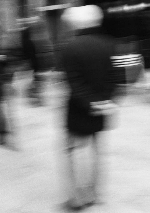 西方人,一个人,站,竖图,黑白,室外,白天,侧面,道路,路,公路,欧洲,欧洲人,仅一个男性,仅一个人,朦胧,模糊,交通,站着,仅一个老年男性,背手,老年男性,男人,男性,白种人,马路,站立,全身