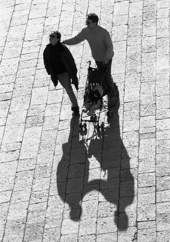 西方人,儿童,三个人,家庭,母亲,父亲,女儿,站,竖图,俯视,黑白,室外,白天,纯洁,道路,路,公路,欧洲,欧洲人,阴影,光线,墨镜,眼镜,影子,交通,婴儿车,小孩,阳光,太阳镜,太阳眼镜,站着,温暖,温馨,父女,母女,三口之家,一家人,遮阳镜,父爱,可爱,母爱,童年,童趣,和睦,童真,烂漫,无邪,天真,男人,男性,年轻男性,年轻女性,女孩,女人,女性,白种人,孩子,年轻人,马路,站立,高角度拍摄,全身,融洽,女生