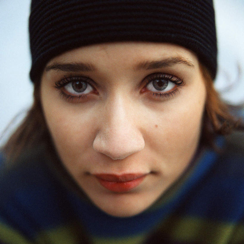 西方人,一个人,站,方图,室外,白天,正面,帽子,欧洲,欧洲人,仅一个年轻女性,仅一个女性,仅一个人,朦胧,模糊,注视,观察,看,站着,观看,察看,绒线帽,关注,年轻女性,女人,女性,白种人,站立,半身,彩图