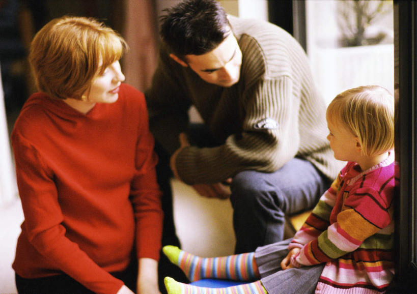 西方人,儿童,三个人,家庭,母亲,父亲,女儿,坐,说,横图,室内,白天,正面,讨论,纯洁,欧洲,欧洲人,朦胧,模糊,相视,小孩,温暖,温馨,父女,母女,三口之家,一家人,面对面,父爱,可爱,母爱,童年,童趣,对视,和睦,相对,童真,烂漫,无邪,相看,交流,天真,男人,男性,年轻男性,年轻女性,女孩,女人,女性,白种人,孩子,年轻人,沟通,讲话,交谈,商讨,说话,谈话,坐着,半身,彩图,融洽,女生