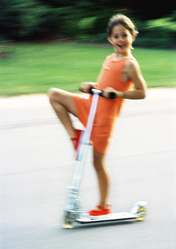 西方人,儿童,一个人,站,竖图,室外,白天,正面,游戏,纯洁,草地,草坪,植物,道路,路,公路,欧洲,欧洲人,仅一个女性,仅一个人,朦胧,模糊,交通,玩,娱乐,草,树,树木,小孩,绿色,自然,站着,仅一个小孩,休闲,滑板车,可爱,童年,童趣,姿势,生长,成长,活动,发泄,消遣,智力,童真,烂漫,无邪,宣泄,天真,女孩,女人,女性,白种人,孩子,马路,玩耍,嬉戏,站立,彩图,全身,女生